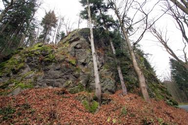 Skała nad szosą- Skała nad szosą-